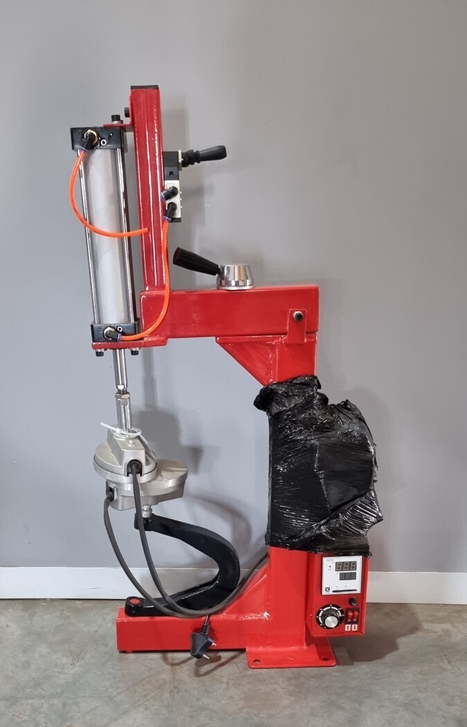 RED - PNEUMATIC TYRE SPOTTER WITH DIGITAL DISPLAY