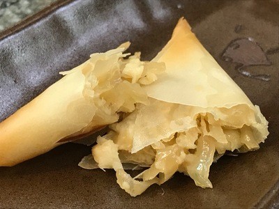 Triangulo Folhado de Queijo da Canastra com Cebolas Caramelizadas