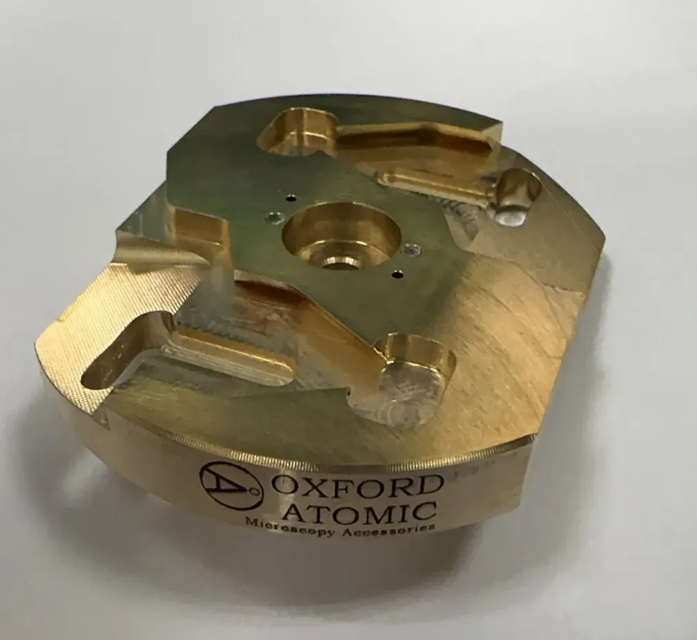 Dual-puck holder for SEM/FIB