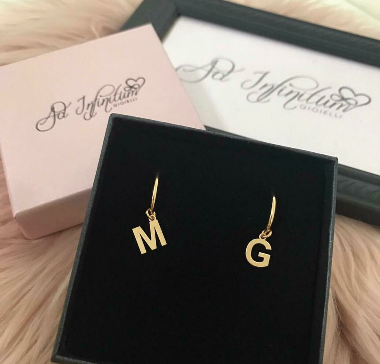 Orecchini cerchio 1.5cm con iniziale Orecchini cerchio 1.5cm con iniziale