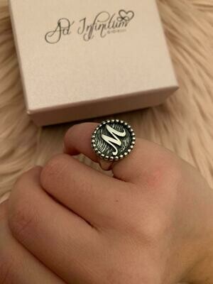 Anello da mignolo con iniziale personalizzata