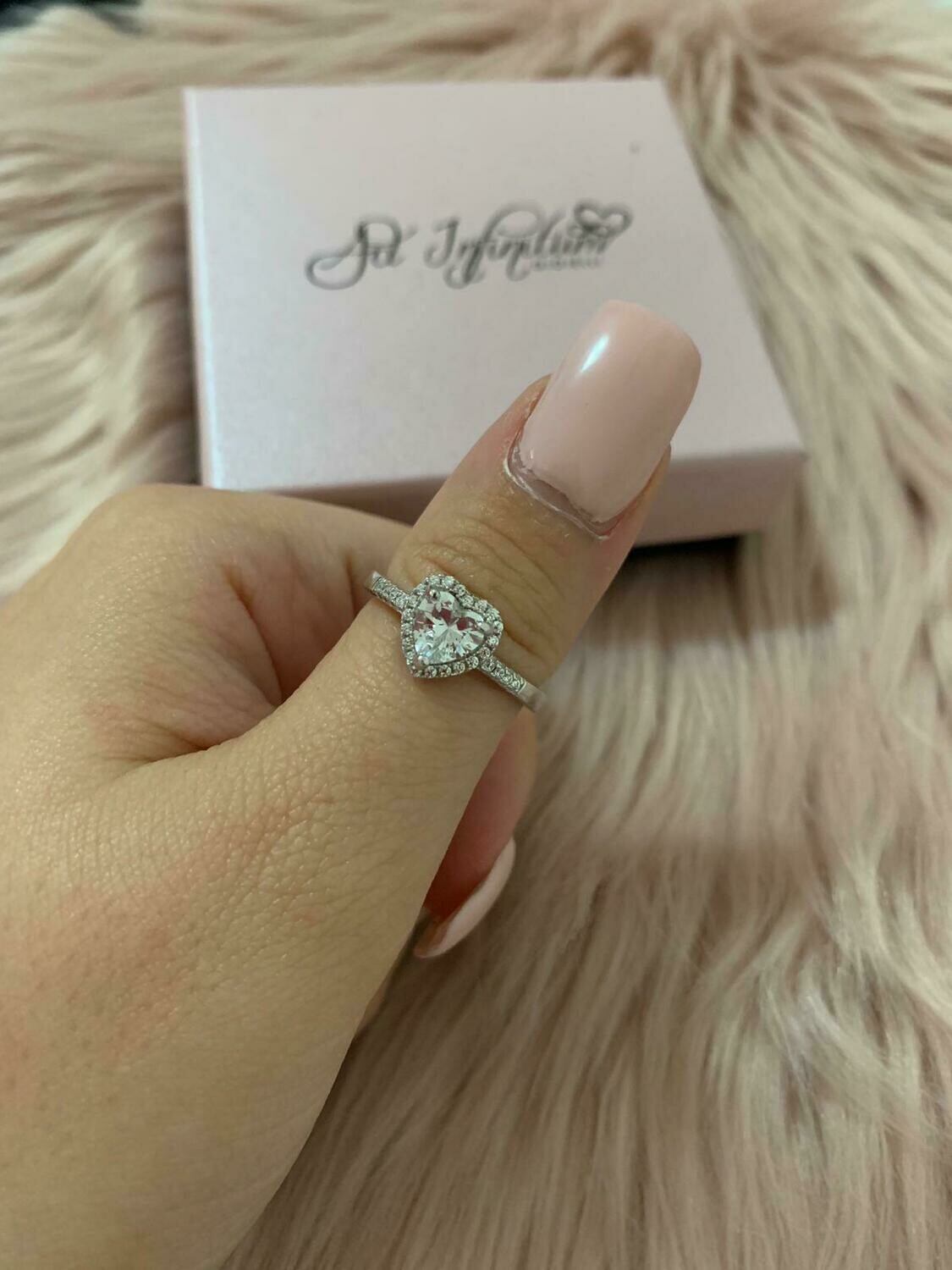 Anello cuore con pietra bianca