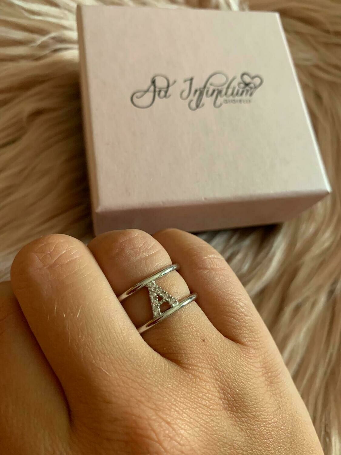 Anello con iniziale con zirconi