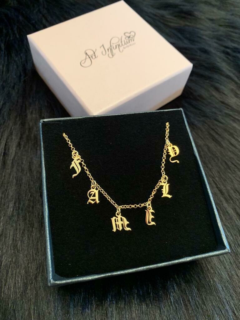 ​Collana personalizzata con lettere gotiche