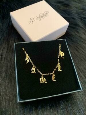 ​Collana personalizzata con lettere gotiche
