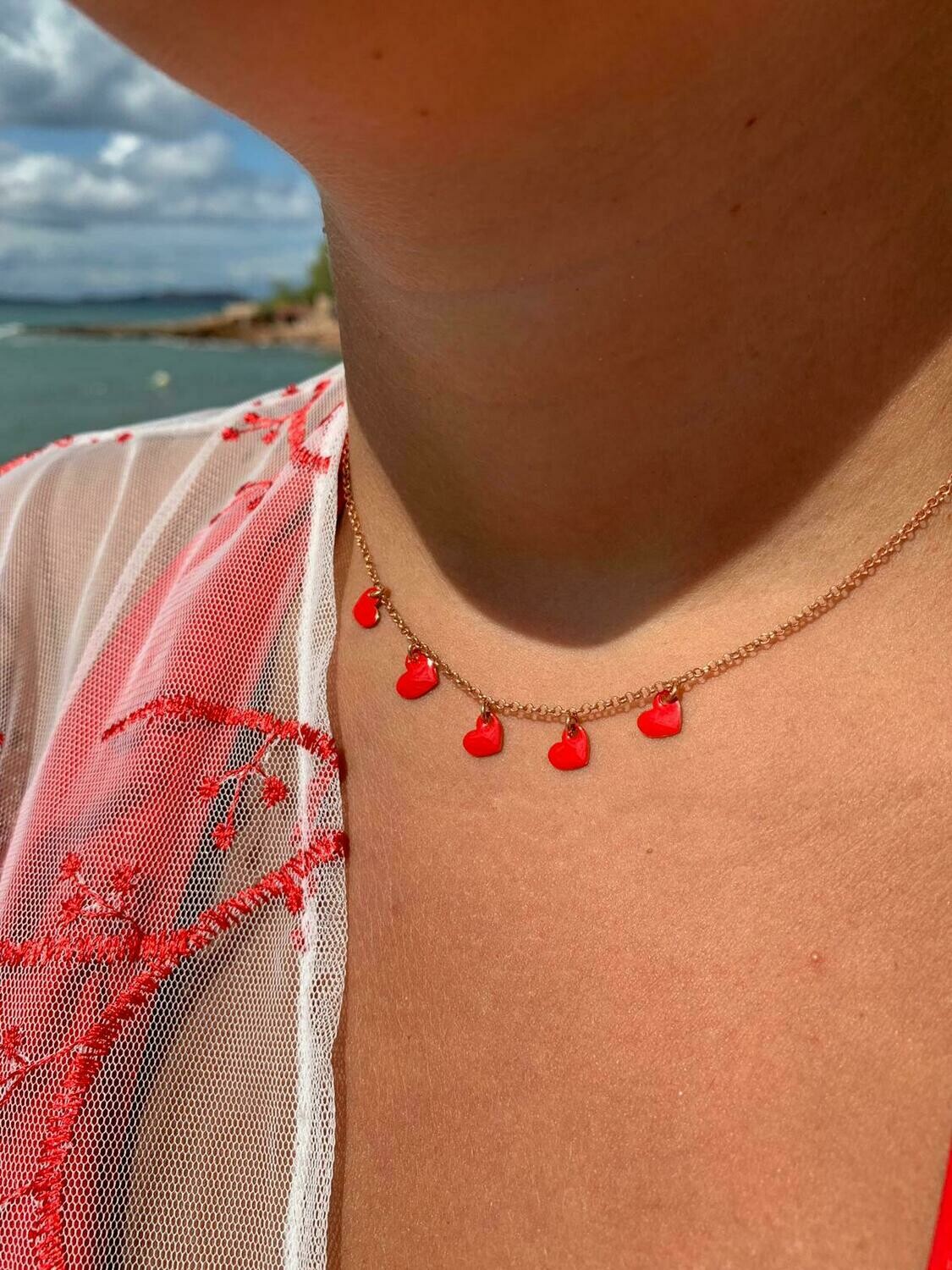 Collana con cuori rossi lato