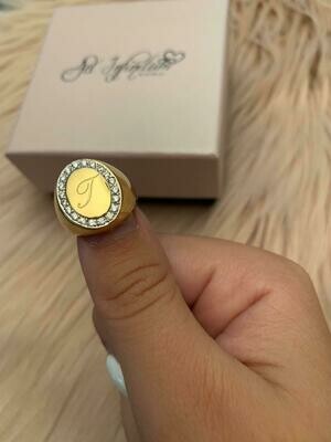 ​Anello Chevalier ovale con zirconi e incisione