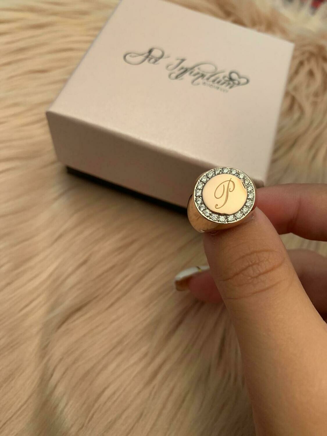 Anello Chevalier tondo zirconi e incisione