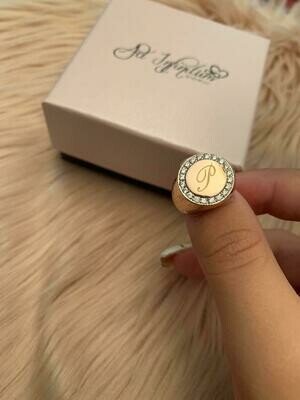 Anello Chevalier tondo zirconi e incisione