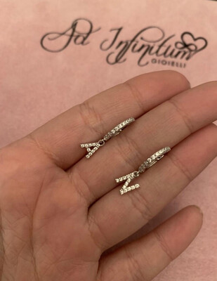 Orecchini cerchietto zirconi ed iniziale