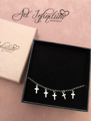 Bracciale con croci pendenti