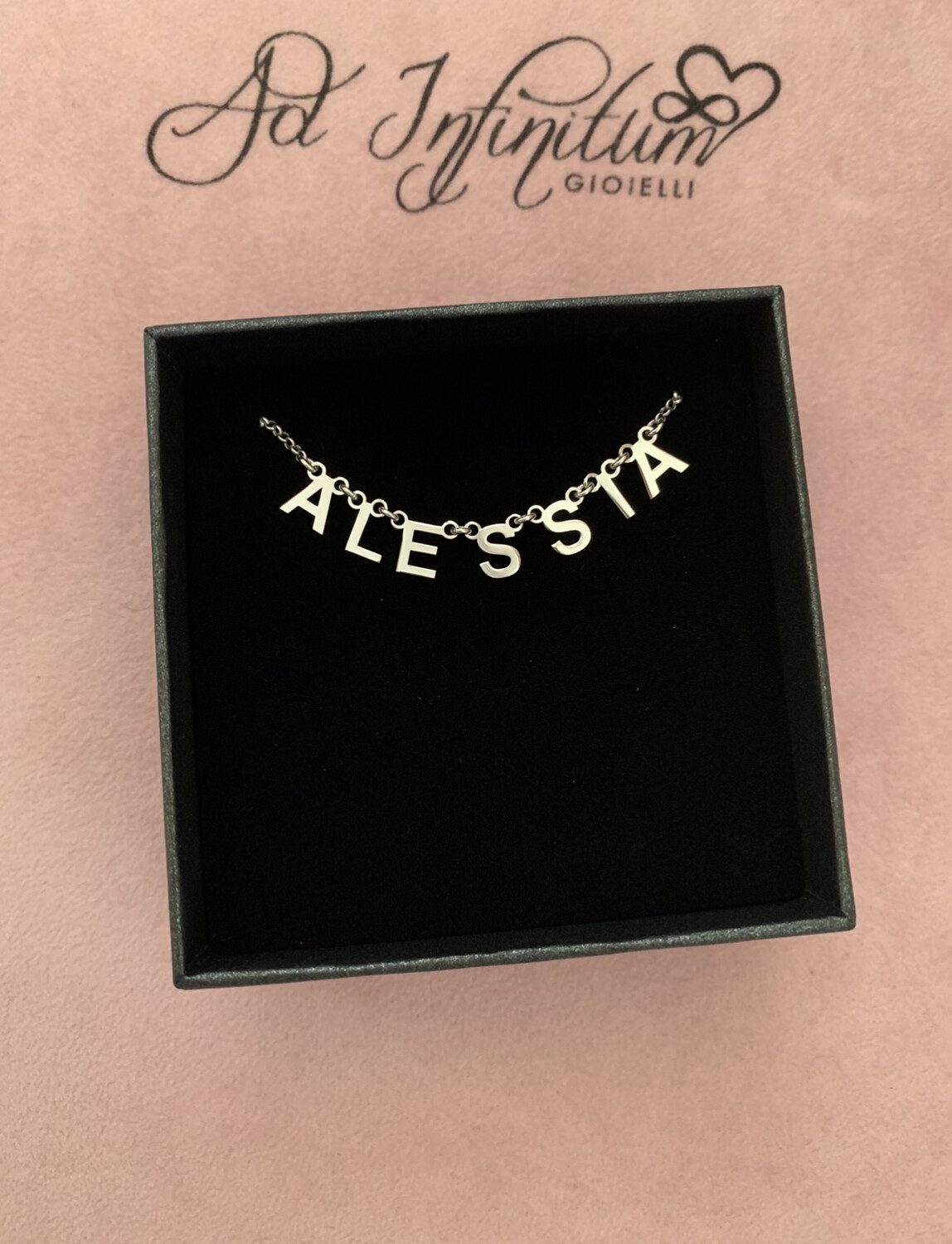 Collana nome con lettere lati superiori