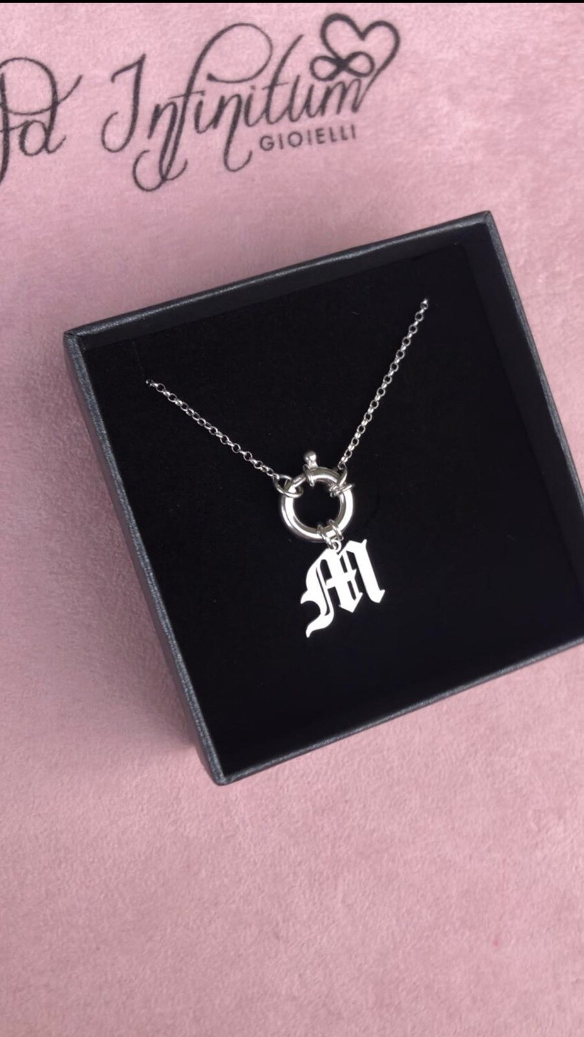 Collana con chiusura e iniziale gotica Collana con chiusura e iniziale gotica