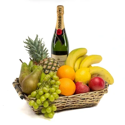 Puuviljakorv ja šampanja Moët &amp; Chandon