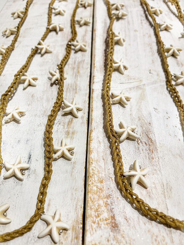 Collar tejido estrellas