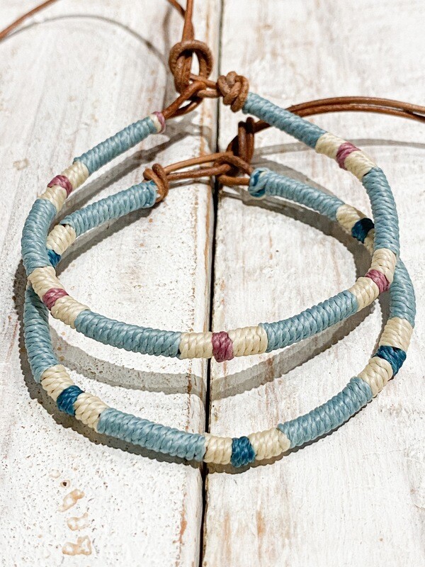 Pulsera cuero azul claro