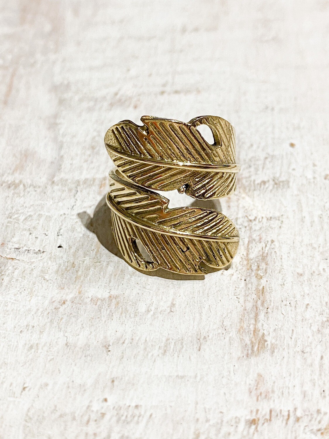 Anillo pluma dorado latón