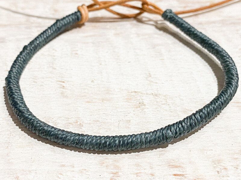 Pulsera cuero gris