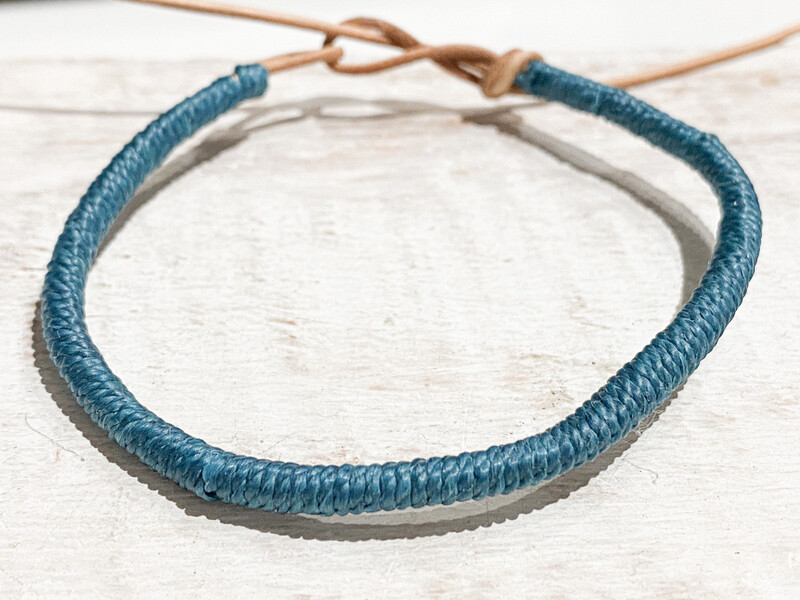 Pulsera cuero azul