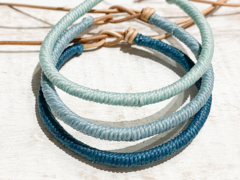 Pulsera cuero azules