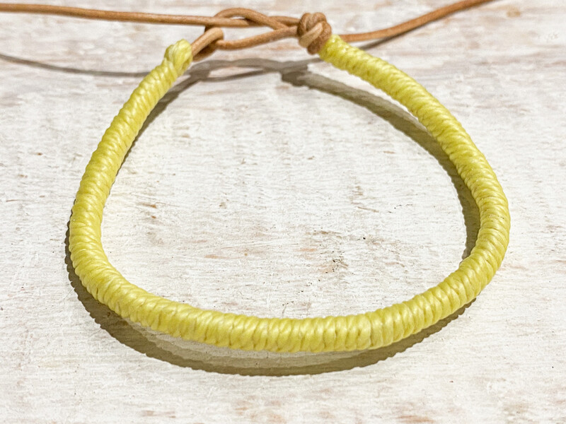 Pulsera cuero amarilla lisa