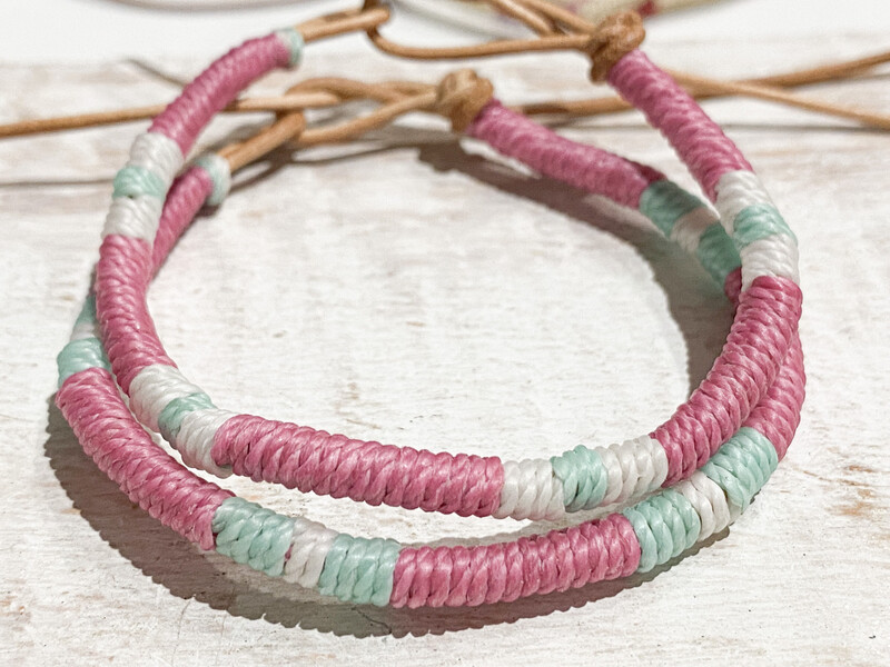 Pulsera cuero fresa