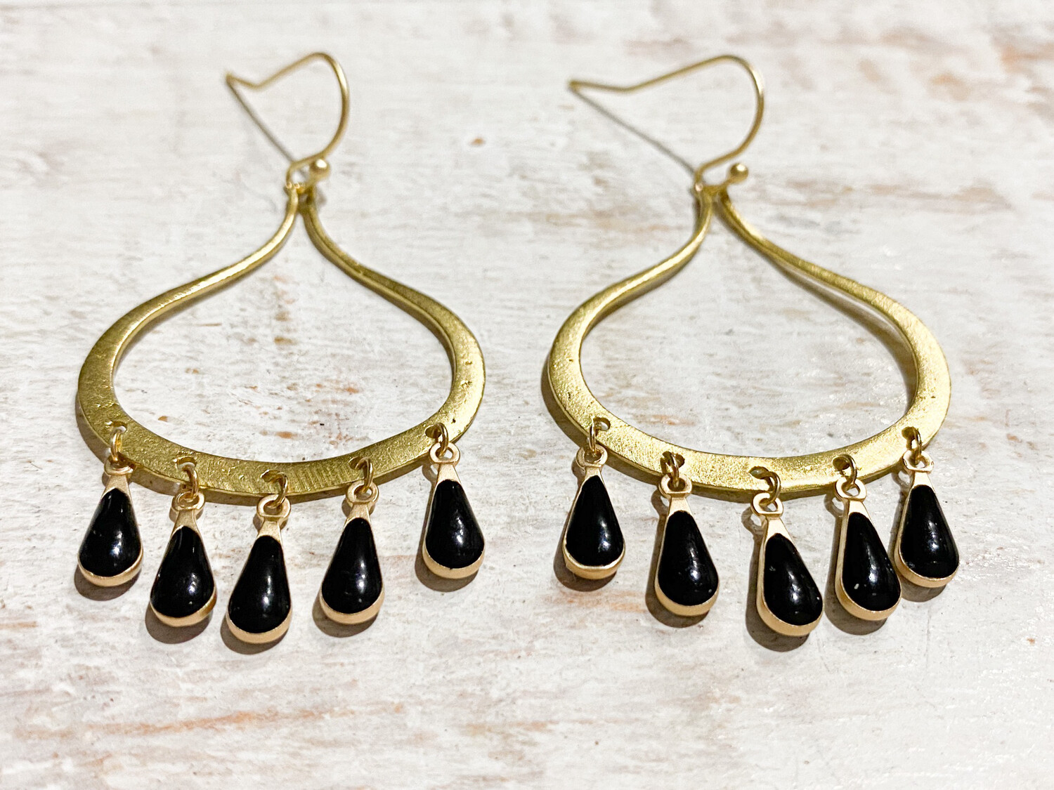 Pendientes lágrimas negras dorados