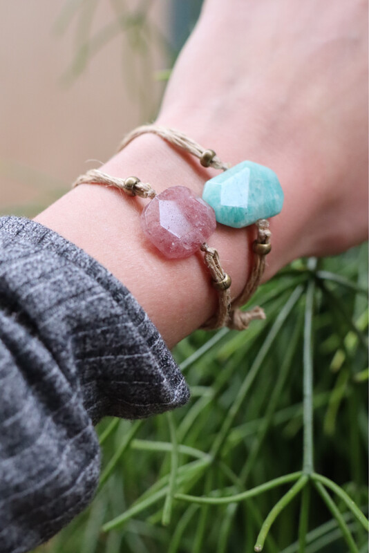 Pulsera cáñamo piedra verde 