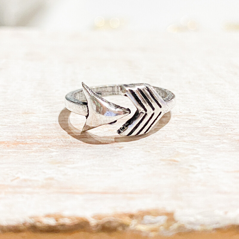 Anillo latón plateado flecha