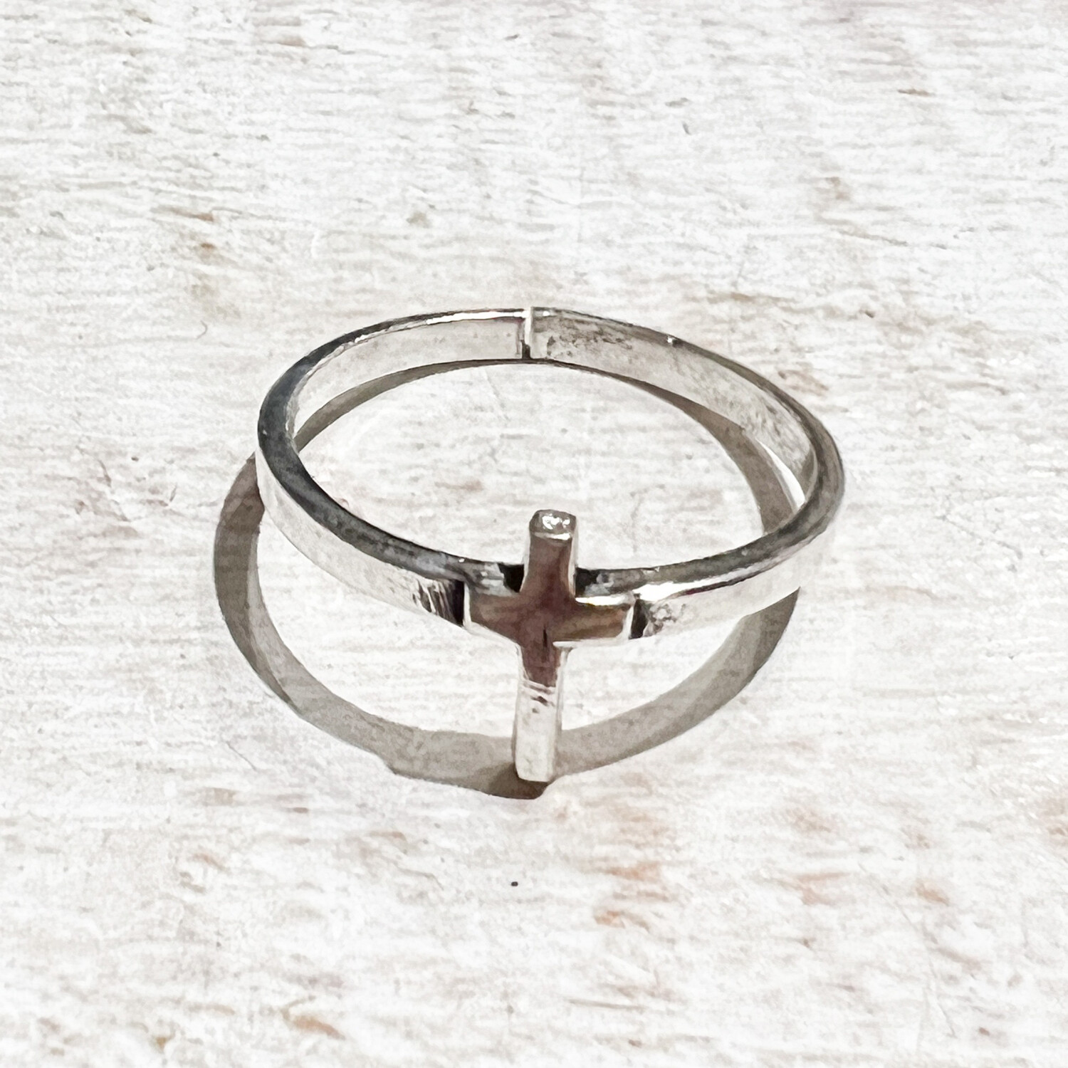 Anillo latón plateado cruz