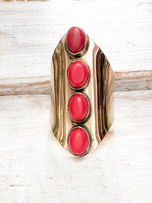 Anillo latón dorado piedras rojas