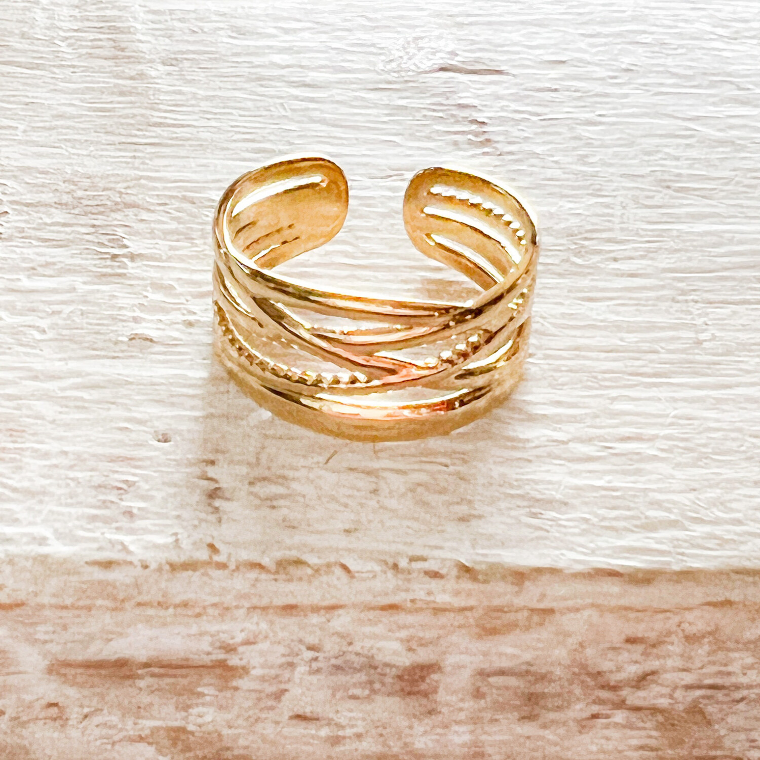 Anillo acero dorado enredado