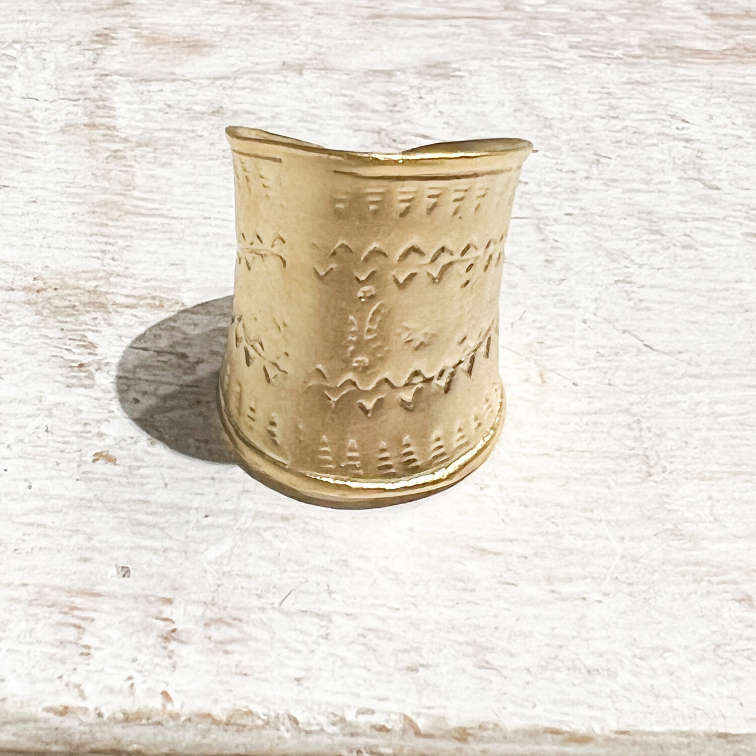 Anillo étnico zamak hipoalergénico dorado mate grabado