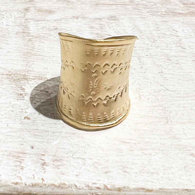 Anillo étnico zamak hipoalergénico dorado mate grabado
