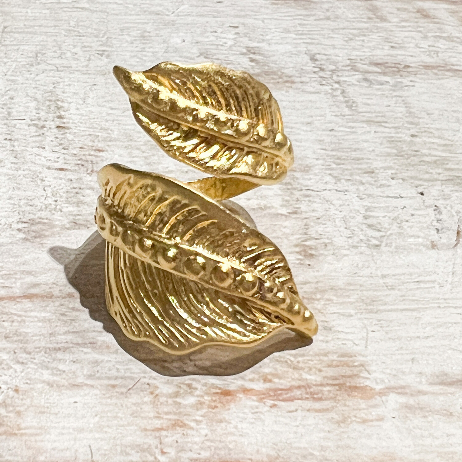 Anillo hoja doble zamak hipoalergénico dorado mate