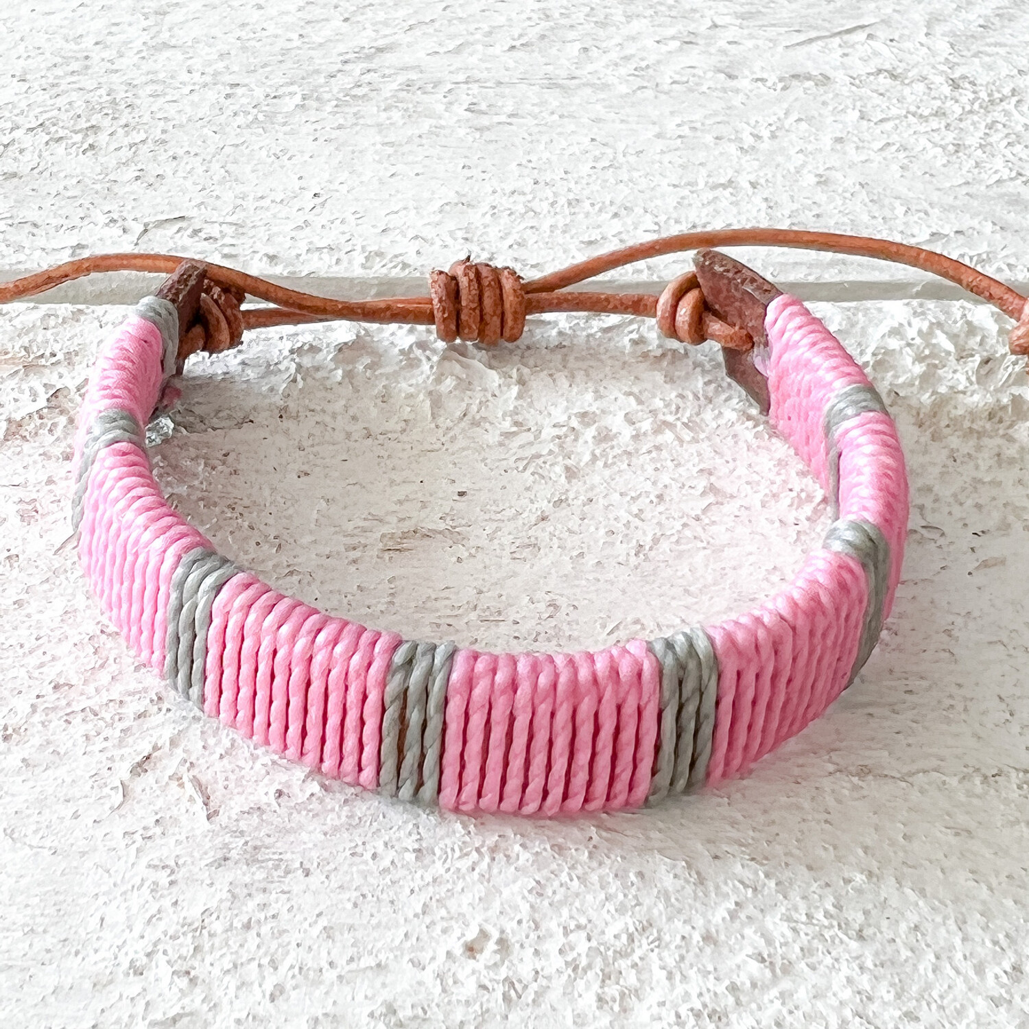 Pulsera ancha cuero rosa/gris