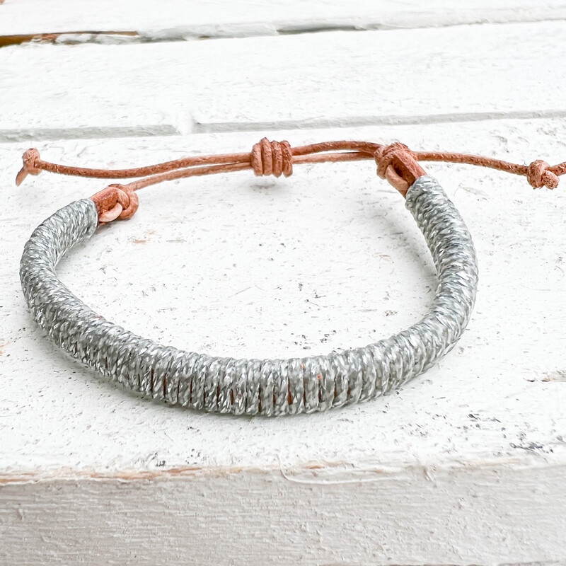 Pulsera cuero plateada