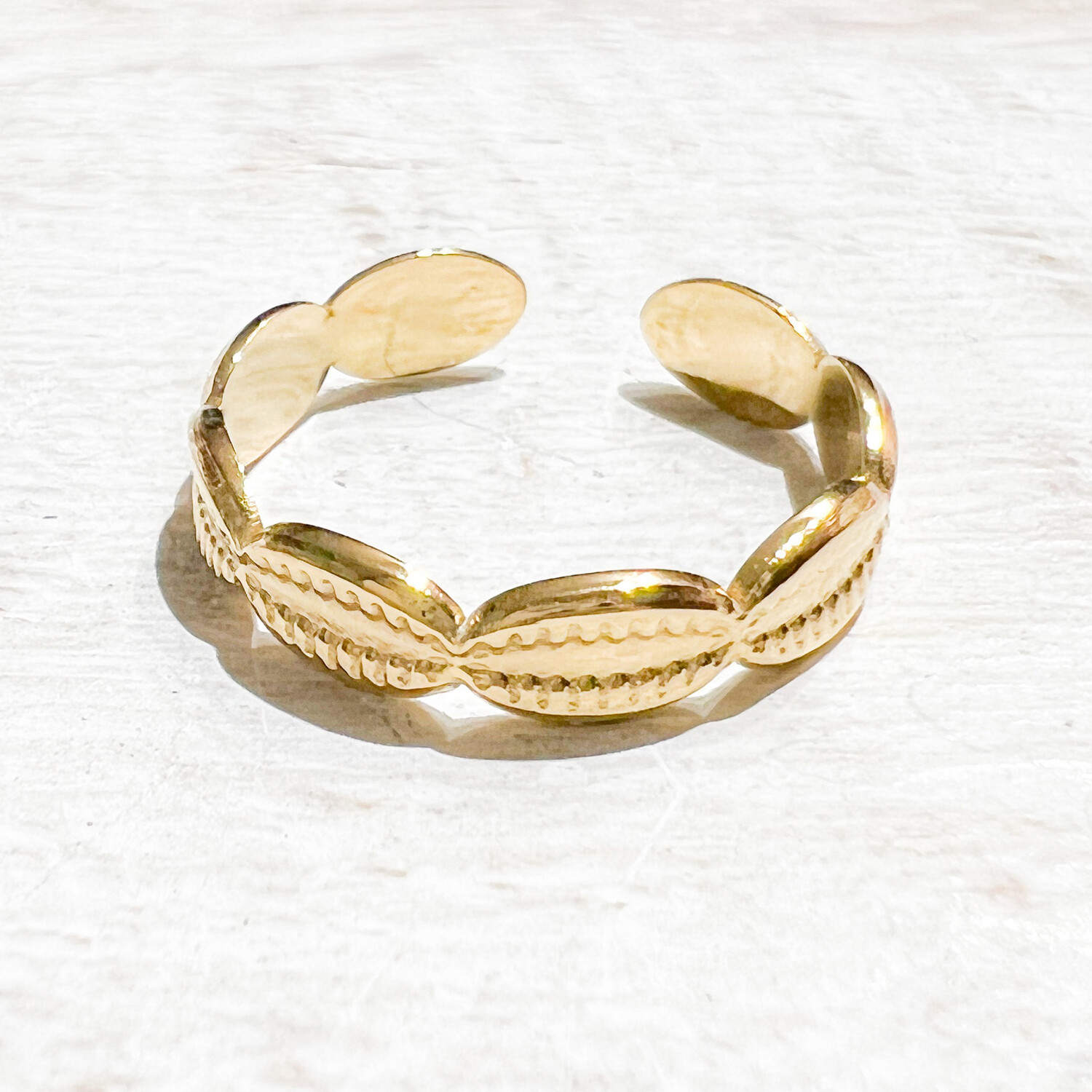 Anillo acero dorado conchas