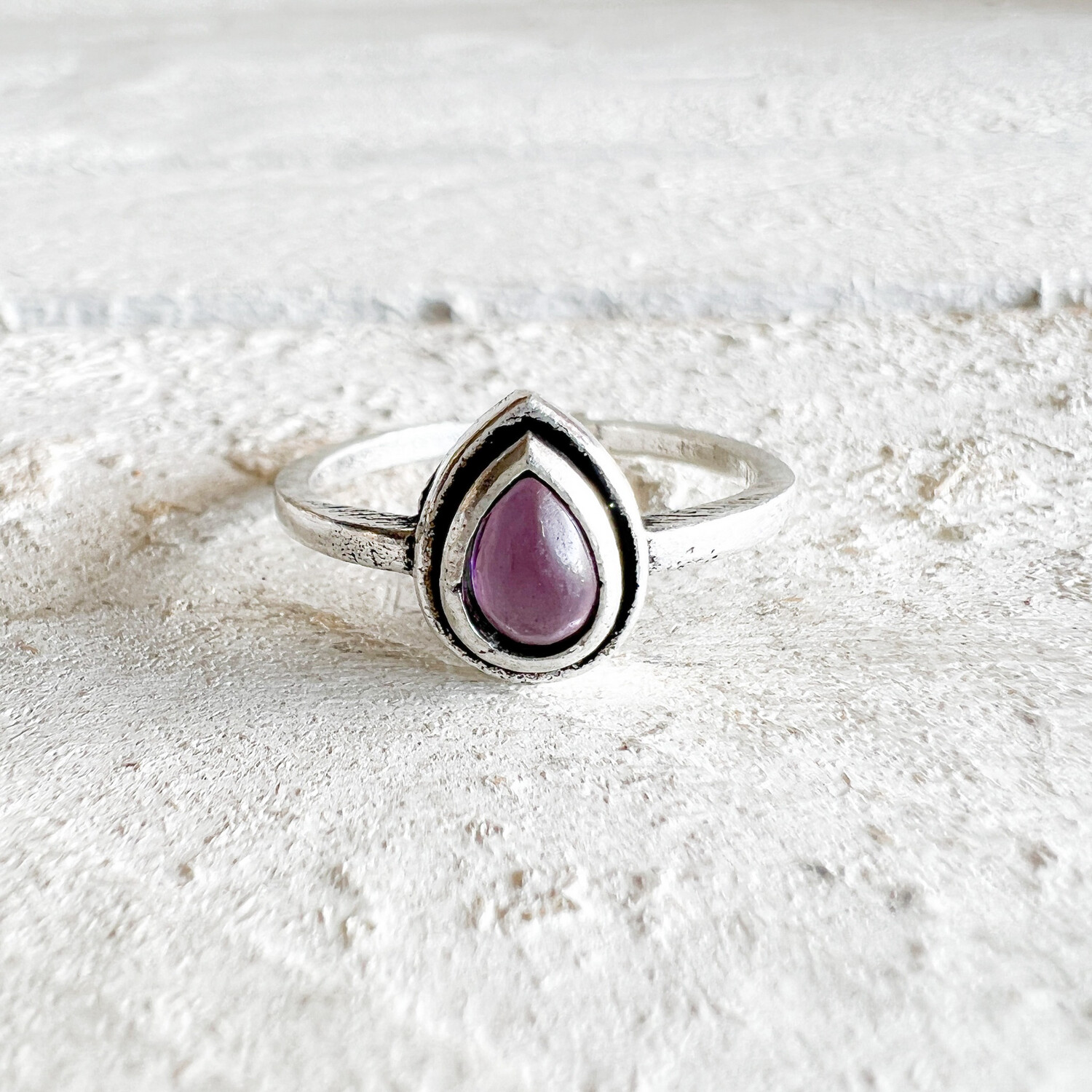 Anillo latón plateado gota morada