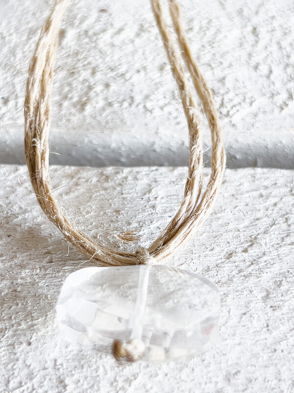 Gargantilla cáñamo piedra transparente