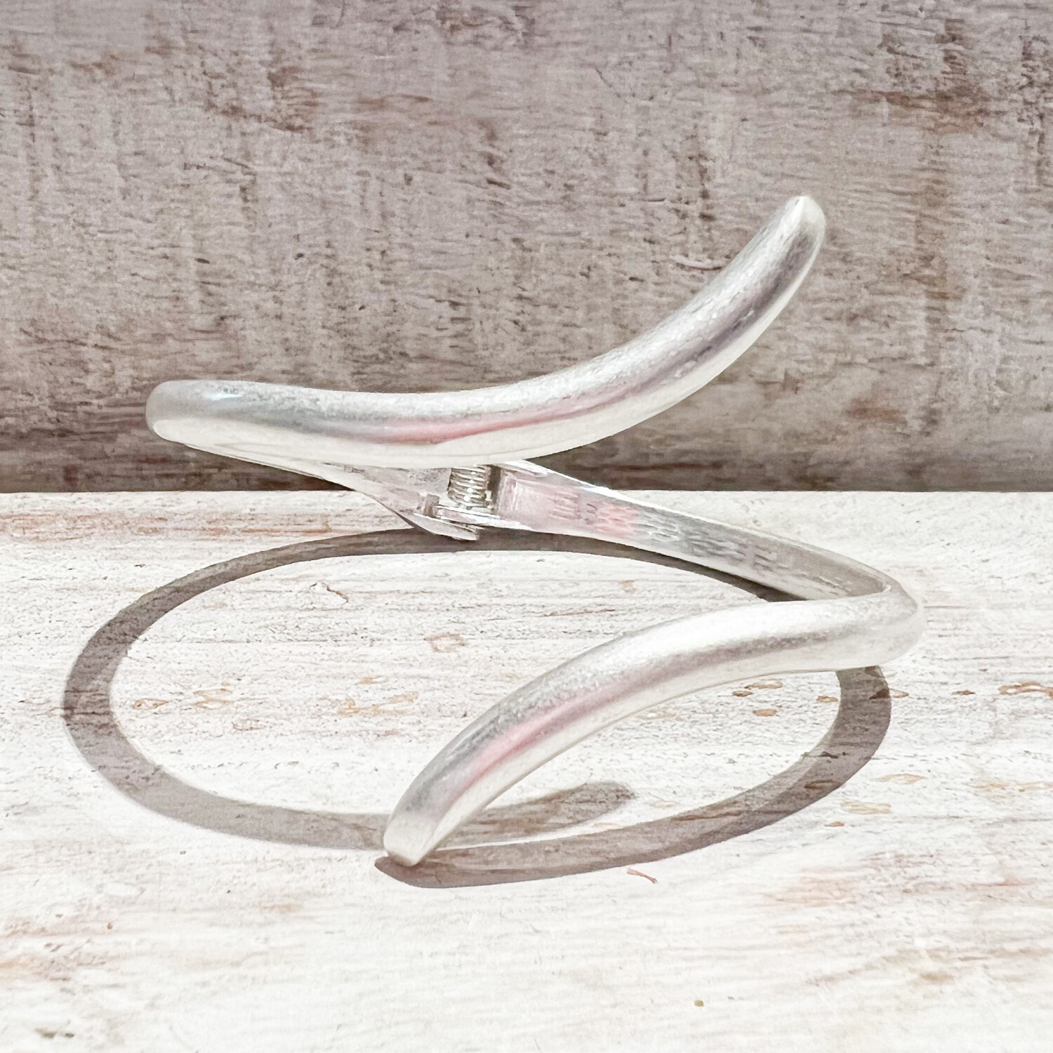 Brazalete abierto metal plateado