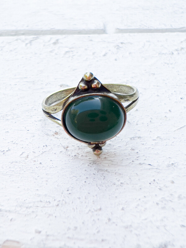 Anillo latón dorado piedra verde