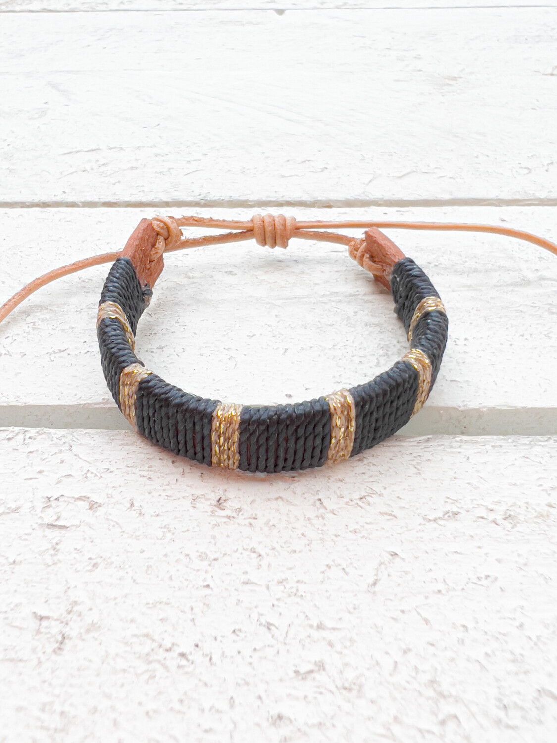 Pulsera ancha cuero gris oscuro/dorada