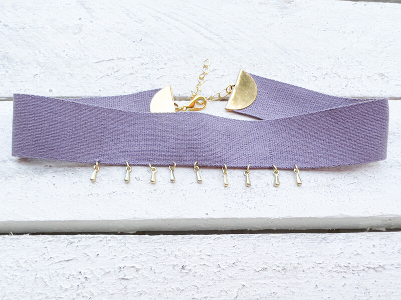 Gargantilla choker gotas doradas tela morado