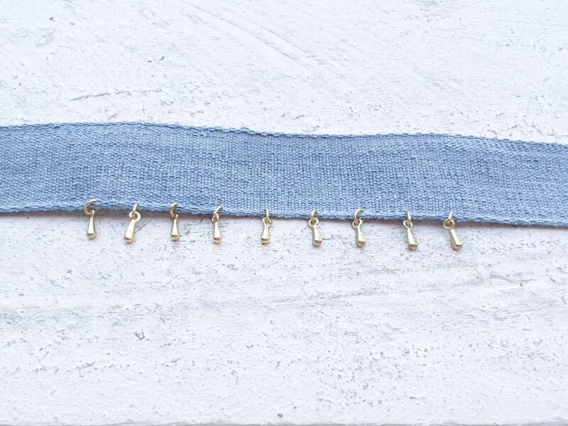 Gargantilla choker gotas doradas tela gris azulado