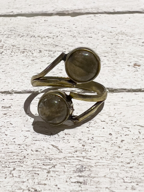 Anillo latón dorado doble piedra verde