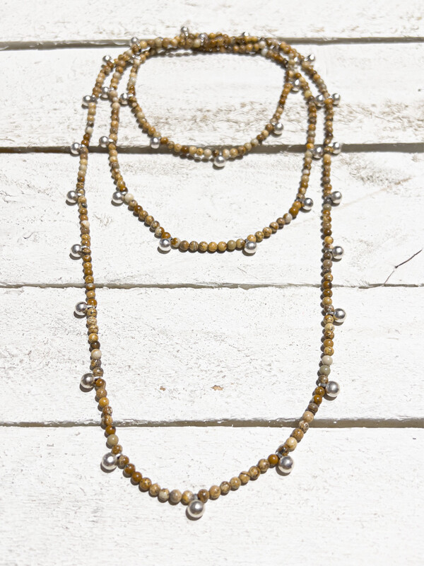 Collar jaspe bolitas plateadas