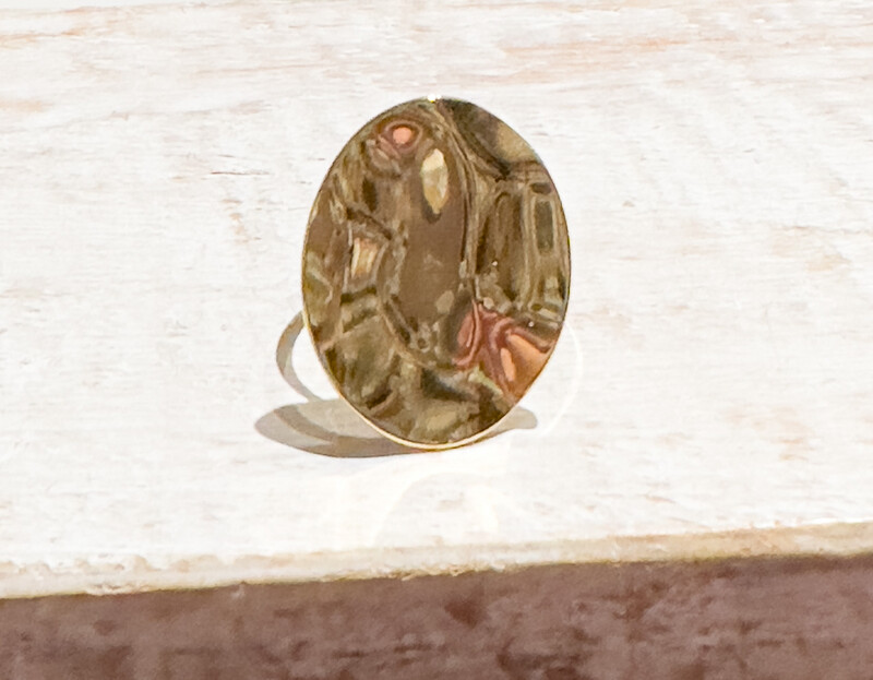 Anillo acero dorado esfera irregular