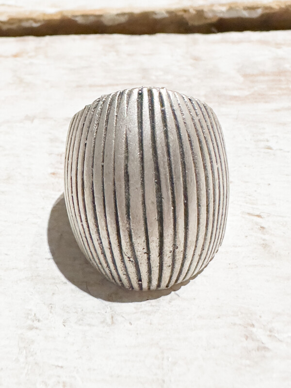 Anillo bola rayada zamak hipoalergénico plateado mate