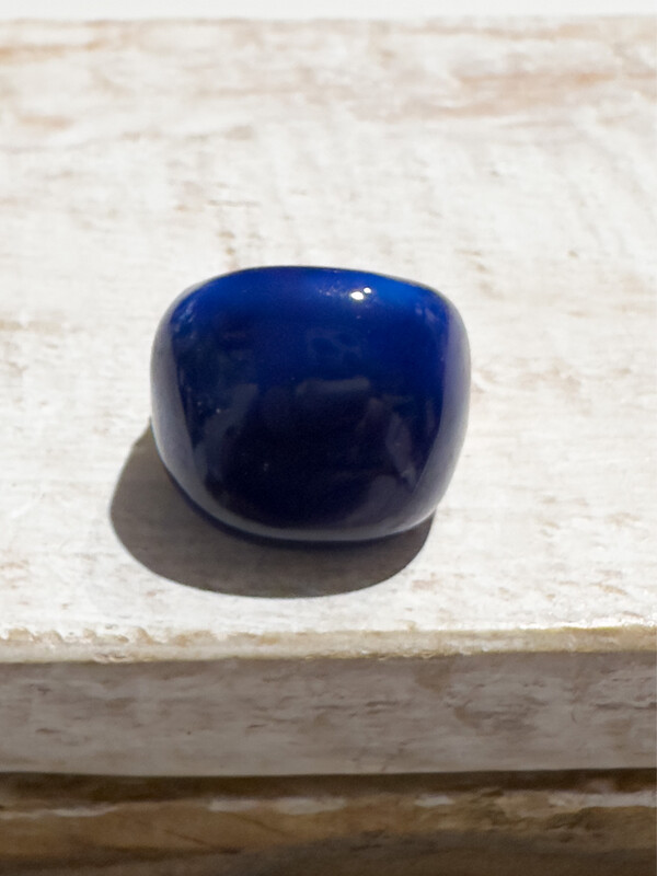 Anillo elástico dorado plano esmalte azul oscuro metal